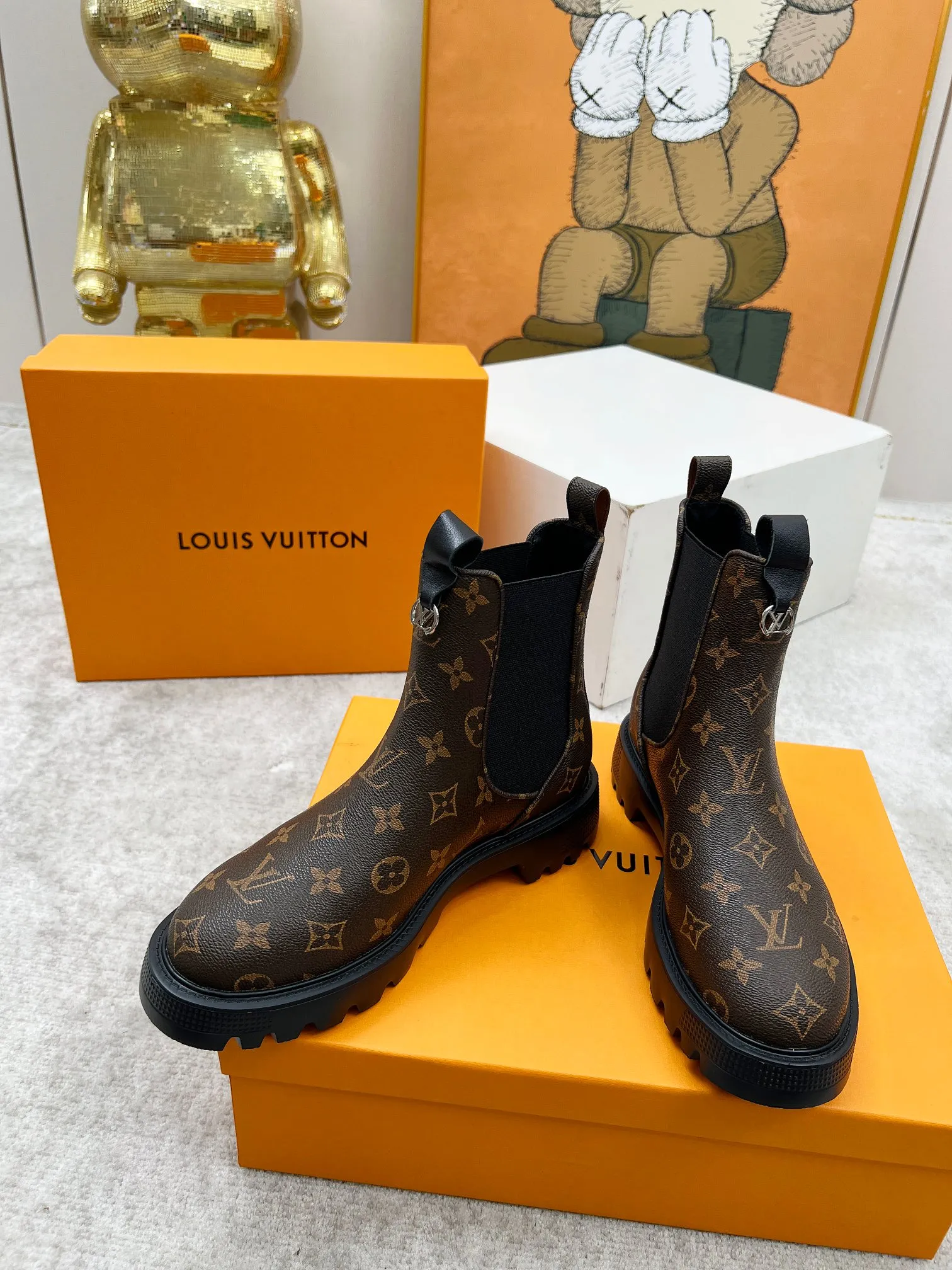 👟👟Ex-factory price 540👟👟 LOUS VUITON 🔥🔥🔥️ The latest short boots model from Louis Vuit 2025 official website, official website 💯 original version 1:1. LV Beaubourg uses calfskin to present a Chelsea-style upper, with a lightweight thick sole. Monogram canvas trim and contrast stitching outline the elastic side panels and seams respectively, cleverly interpreting the balance of strength and softness. It is a fashionable short boot that is comfortable and generous, versatile and very good-looking. Upper: Full-grain calfskin. Lining feet: sheepskin. Color: black/coffee, 35 to 40 yards, (414243 yards can be customized without return or exchange) Bosses are welcome to place orders